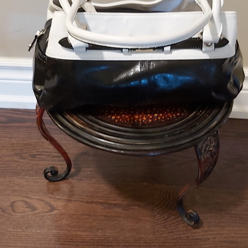 Black and white purse - Picture 5 of 5
